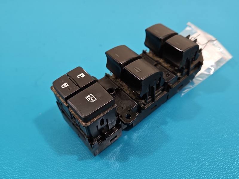 Блок кнопок склопідйомників Lexus NX 84040-78010