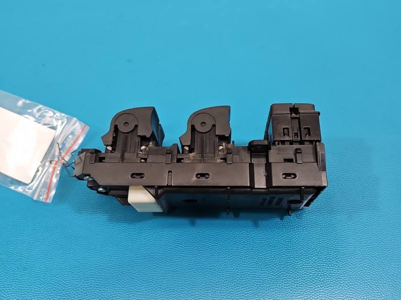 Блок кнопок склопідйомників Lexus NX 84040-78010 — фото деталі 4