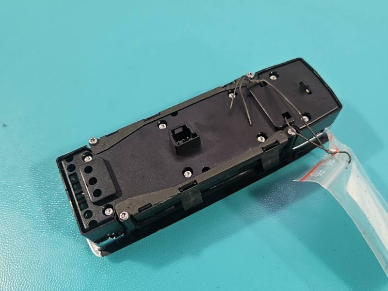 Блок кнопок склопідйомників Mercedes GL X166 A1669054400 — фото деталі 5