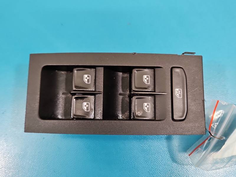 Блок кнопок склопідйомників Skoda Octavia 3 5E0959857A — фото деталі 2