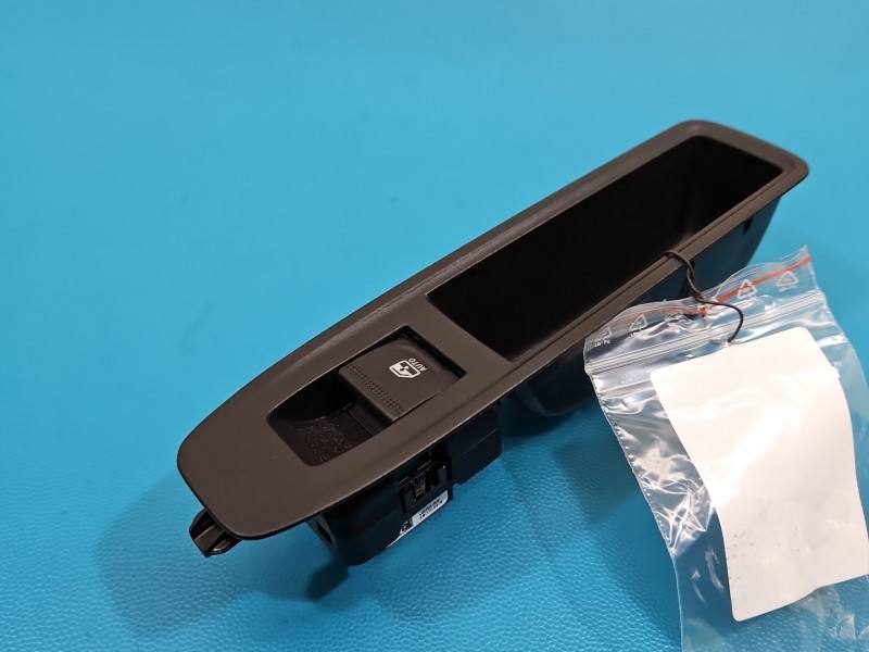 Блок кнопок стеклоподъемников Dacia Duster 30S10145144-08