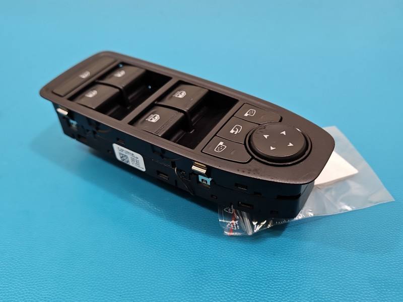 Блок кнопок склопідйомників Dacia Duster P254105443R