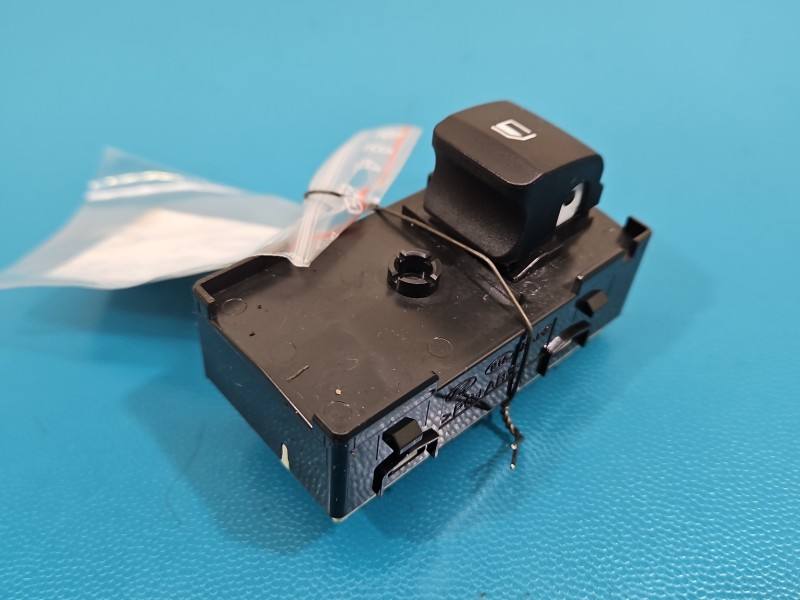 Блок кнопок склопідйомників Hyundai Elantra 93581-AA000