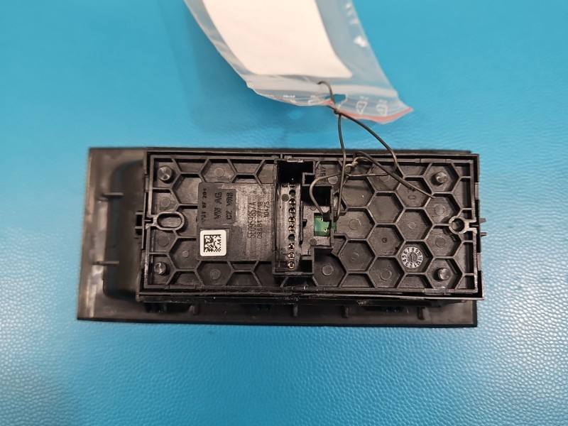 Блок кнопок склопідйомників Skoda Octavia 3 5E0959857A — фото деталі 4