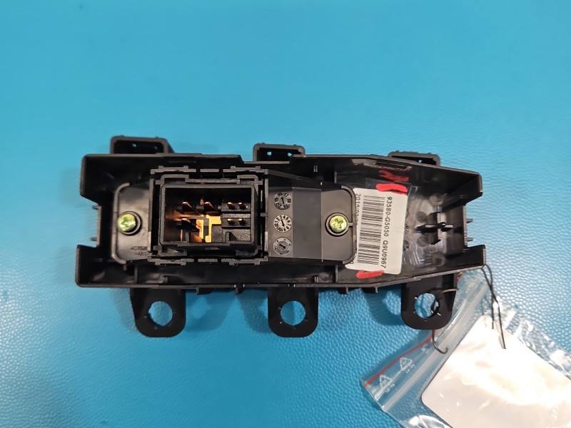 Блок кнопок склопідйомників Kia Niro 93580-F5050 — фото деталі 3