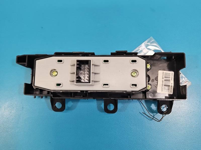Блок кнопок склопідйомників Kia Niro 93575-G5400 — фото деталі 3