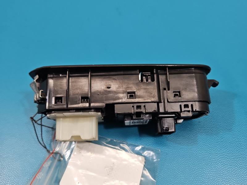 Блок кнопок склопідйомників Renault Trafic 809617863R — фото деталі 9