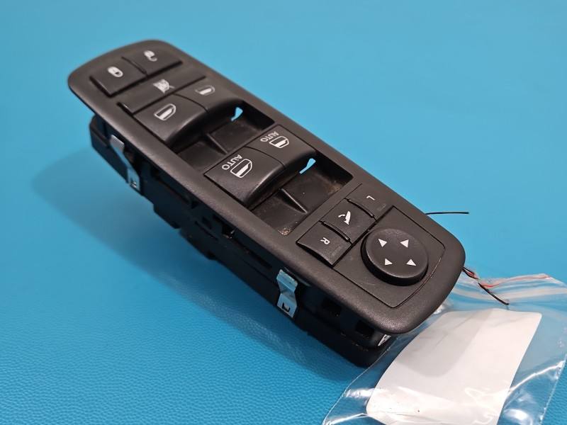 Блок кнопок стеклоподъемников Fiat Freemont 68139806AB