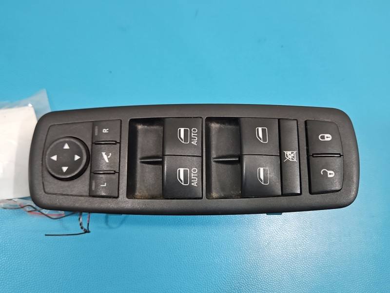 Блок кнопок стеклоподъемников Fiat Freemont 68139806AB — фото детали 2