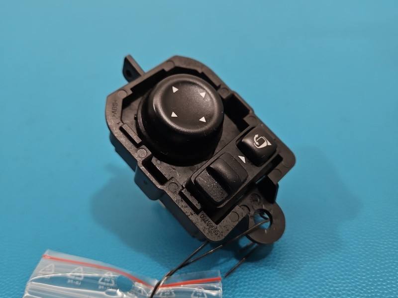 Блок кнопок стеклоподъемников Renault Kadjar 255707377R