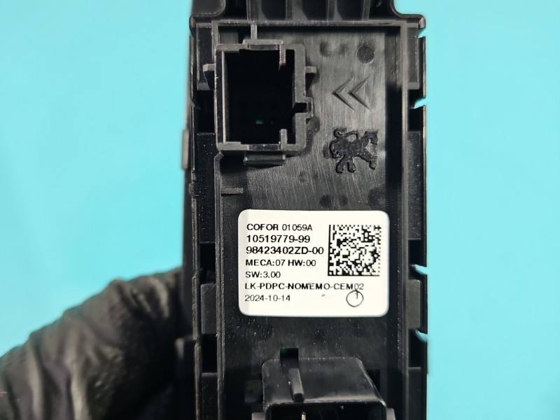 Блок кнопок стеклоподъемников Opel Grandland 98423402ZD — фото детали 8