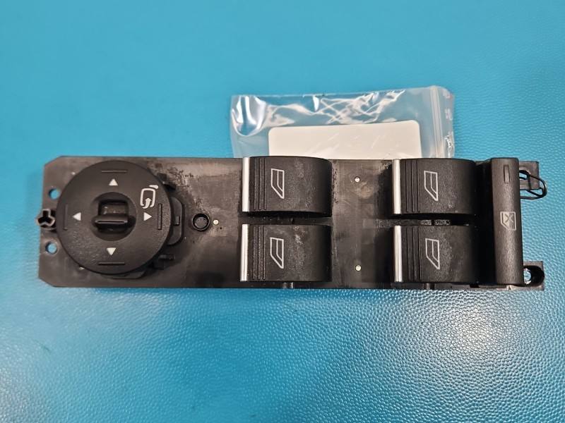 Блок кнопок склопідйомників Ford B-Max 3S010130333 — фото деталі 2