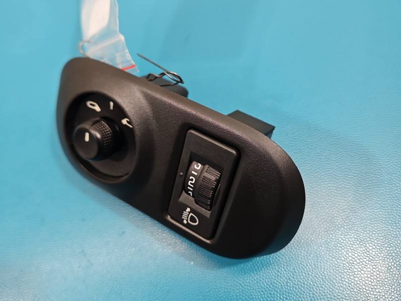 Блок кнопок стеклоподъемников Citroen C4 96673722ZD