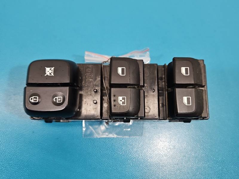 Блок кнопок склопідйомників Kia Picanto 93570Q6020 — фото деталі 2