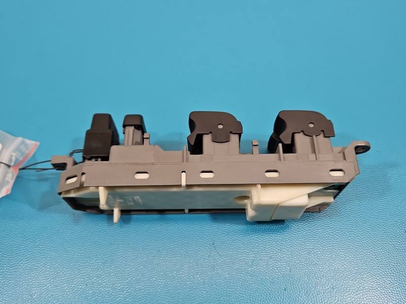 Блок кнопок склопідйомників Toyota Auris 515220 — фото деталі 4