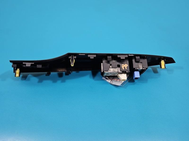 Блок кнопок склопідйомників Lexus CT 74231-76010 — фото деталі 3