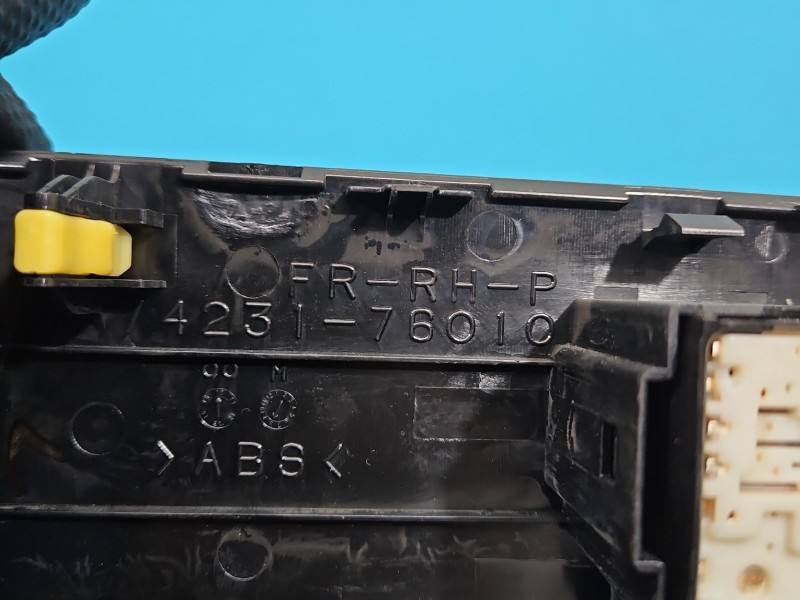 Блок кнопок склопідйомників Lexus CT 74231-76010 — фото деталі 7