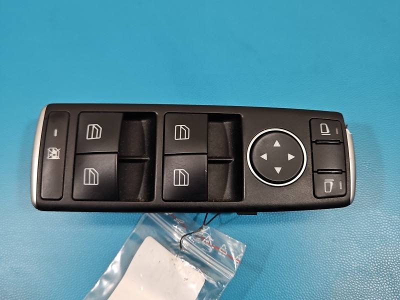 Блок кнопок склопідйомників Mercedes A W176 A1669054300 — фото деталі 2
