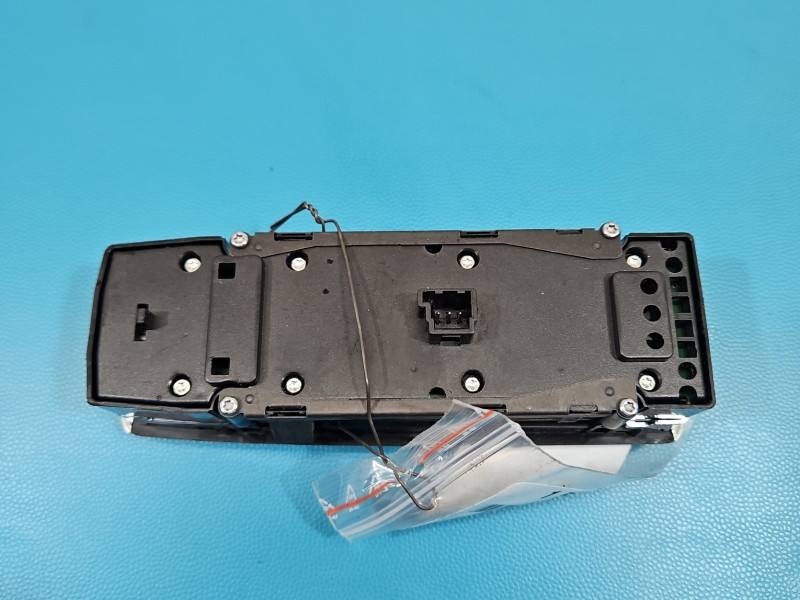 Блок кнопок склопідйомників Mercedes A W176 A1669054300 — фото деталі 3