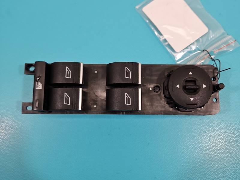 Блок кнопок склопідйомників Ford Kuga 3S010138819 — фото деталі 2