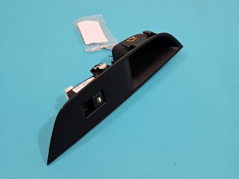 Блок кнопок склопідйомників Opel Astra L 84382001