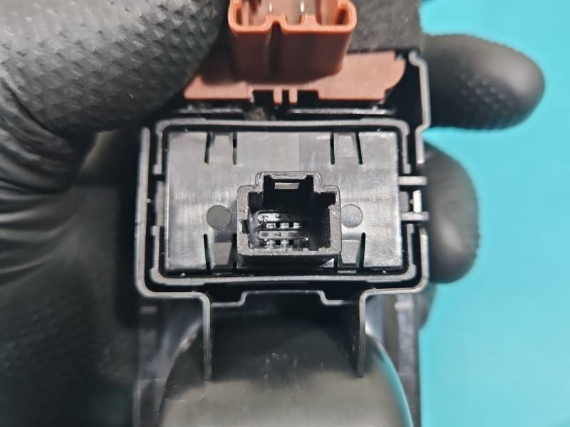 Блок кнопок склопідйомників Dacia Sandero 809611146R — фото деталі 6
