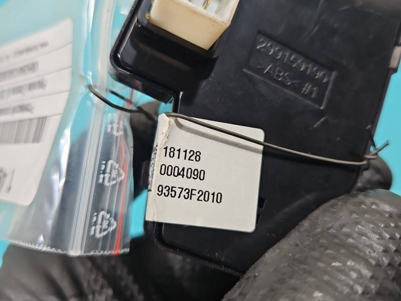 Блок кнопок склопідйомників Hyundai Elantra 93573F2010 — фото деталі 5