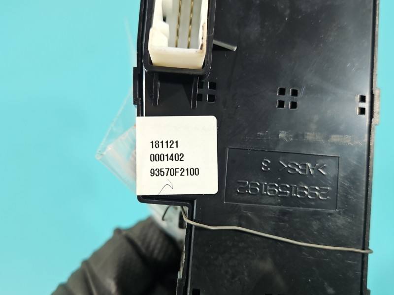 Блок кнопок склопідйомників Hyundai Elantra 93570F2100 — фото деталі 7