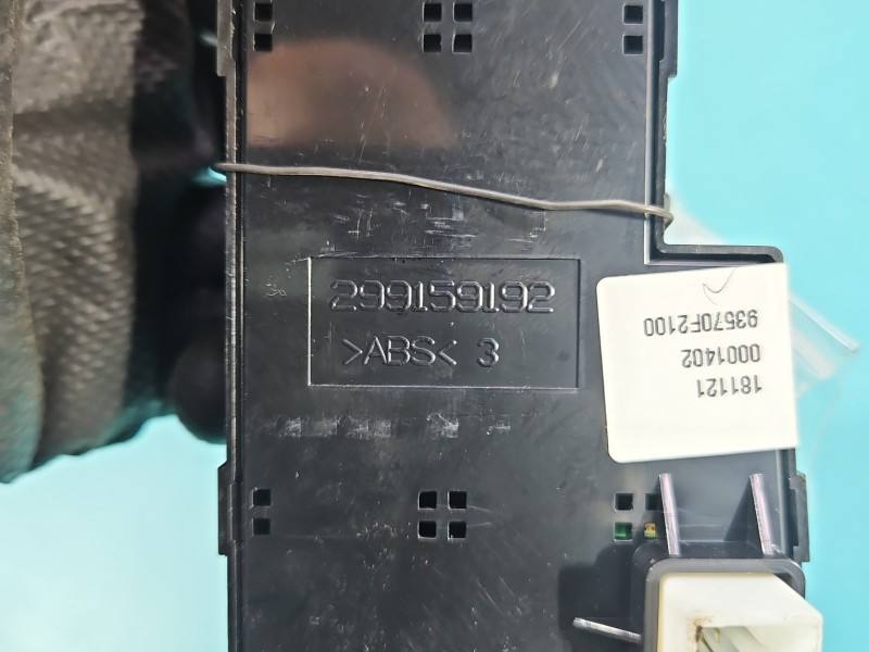 Блок кнопок склопідйомників Hyundai Elantra 93570F2100 — фото деталі 8