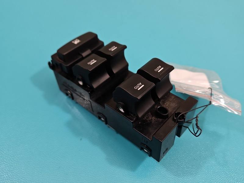 Блок кнопок склопідйомників Hyundai I40 93570-3Z000
