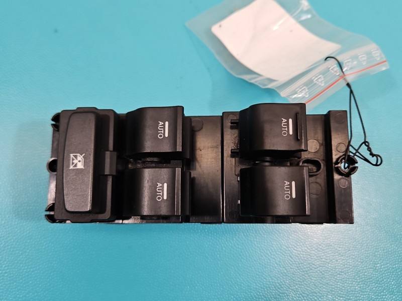 Блок кнопок склопідйомників Hyundai I40 93570-3Z000 — фото деталі 2