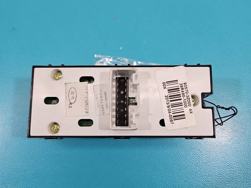 Блок кнопок склопідйомників Hyundai I40 93570-3Z000 — фото деталі 5