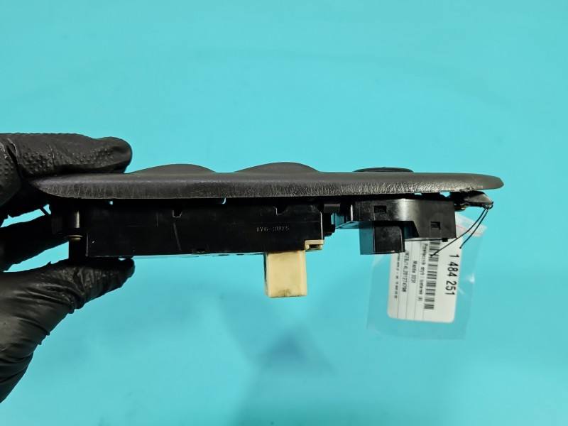 Блок кнопок склопідйомників Mazda 323F 176-3U75 — фото деталі 7