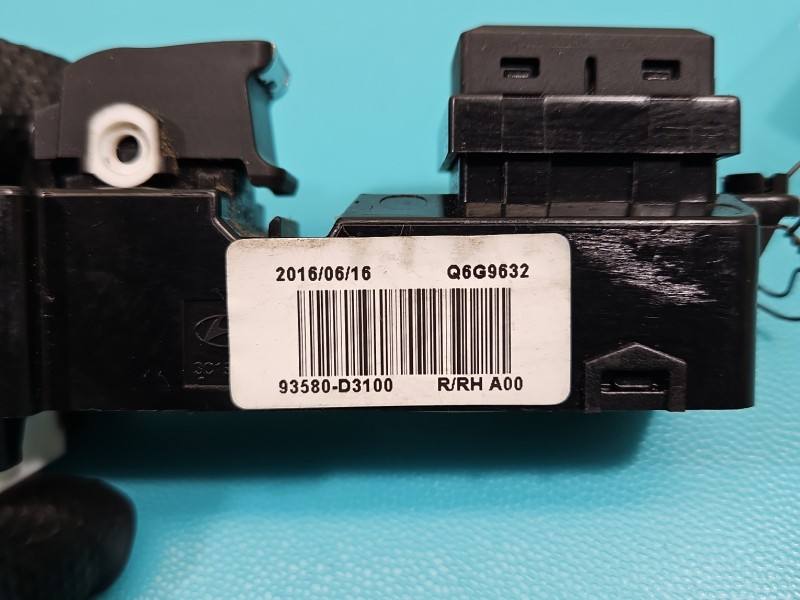 Блок кнопок склопідйомників Hyundai Tucson 93580-D3100 — фото деталі 4