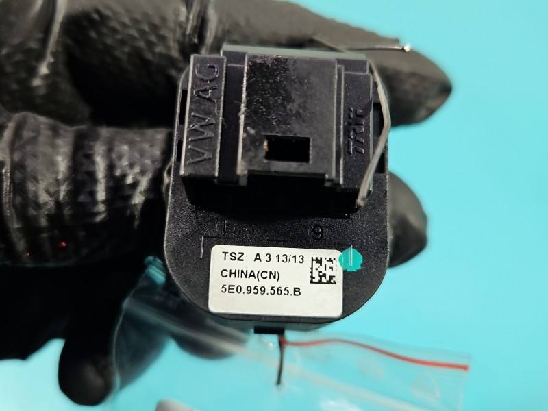 Блок кнопок склопідйомників Skoda Octavia 3 5E0959565B — фото деталі 5