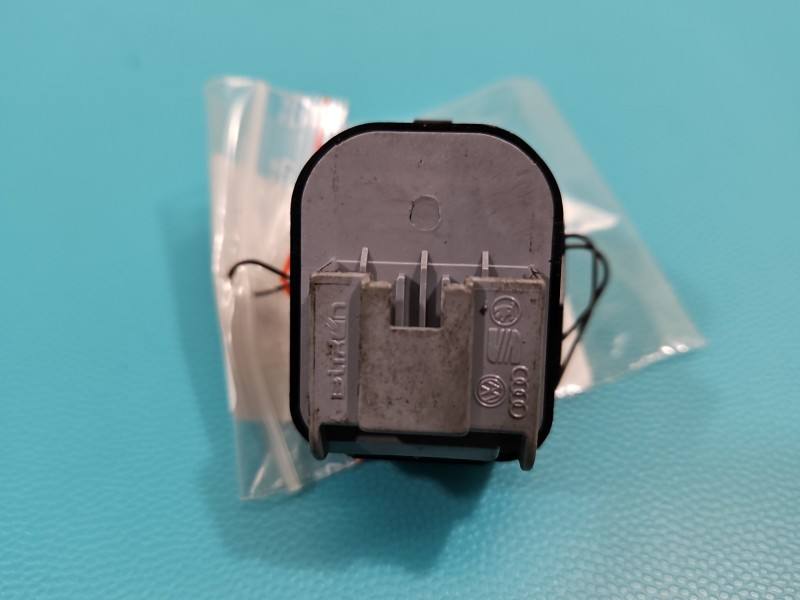 Блок кнопок стеклоподъемников Volkswagen Tiguan 1K0959565J — фото детали 3