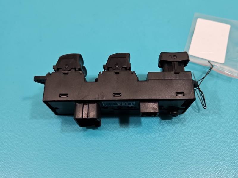 Блок кнопок склопідйомників Mitsubishi Outlander 8608A347 — фото деталі 3