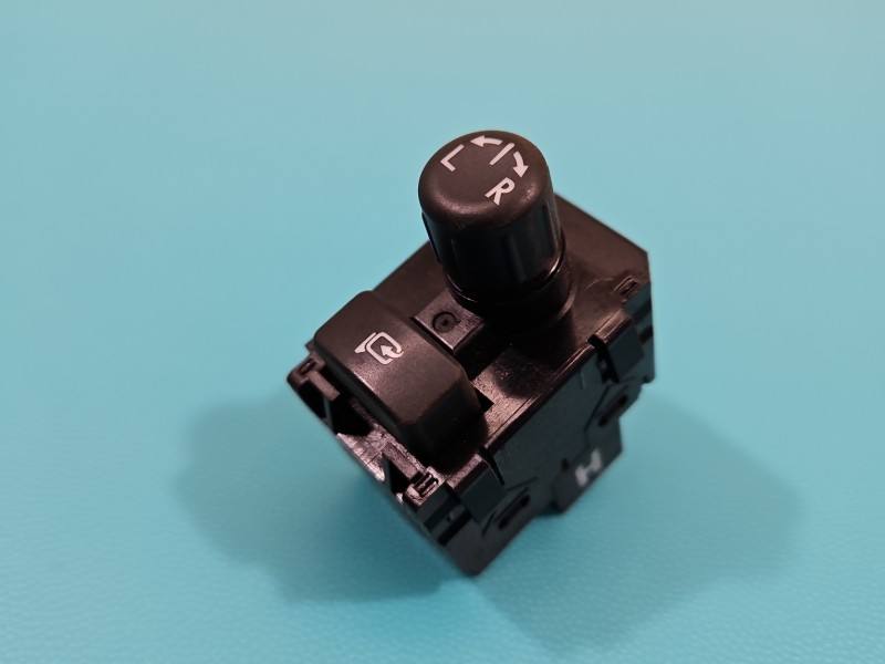 Блок кнопок стеклоподъемников Subaru Forester 83061FJ000