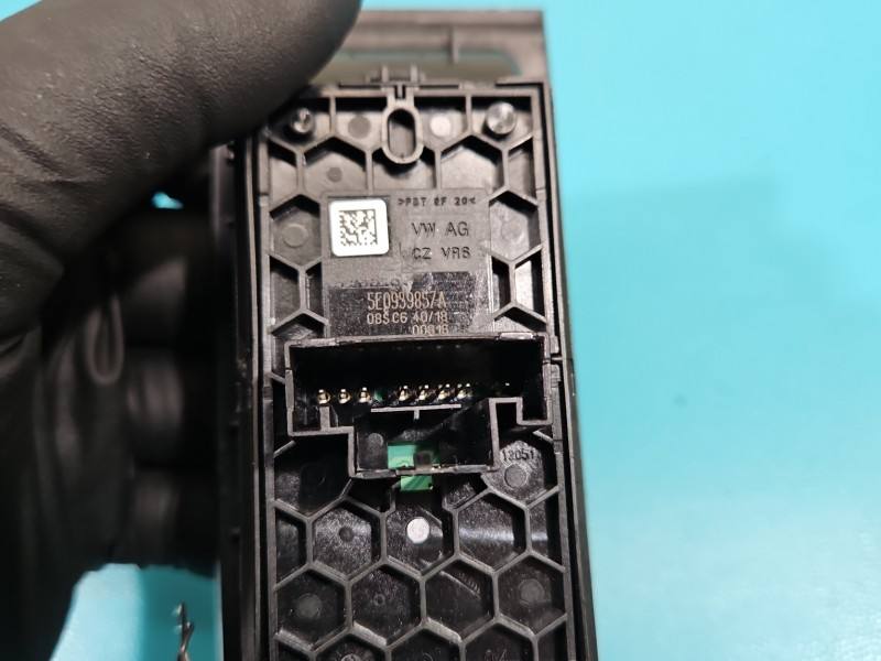Блок кнопок склопідйомників Skoda Octavia 3 5E0959857A — фото деталі 4