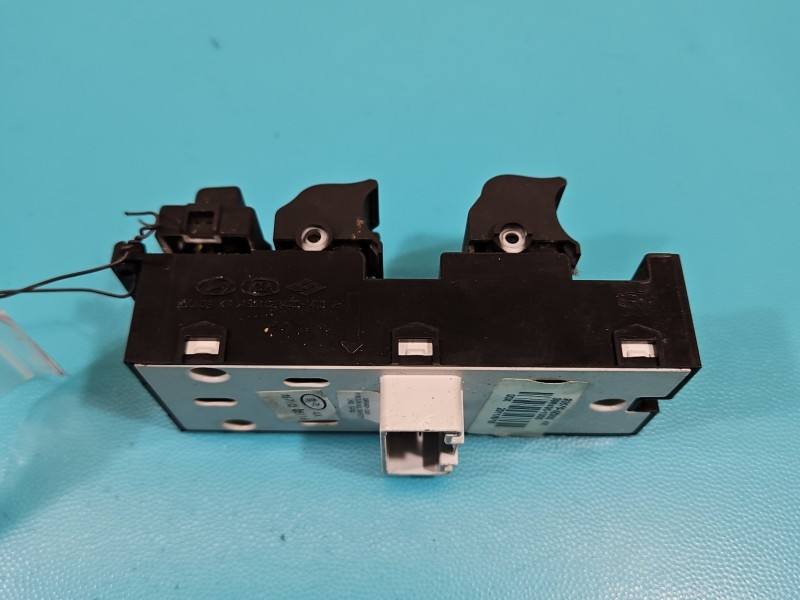 Блок кнопок склопідйомників Hyundai I40 93570-3Z000 — фото деталі 3