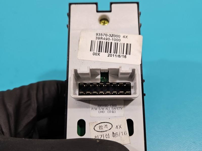 Блок кнопок склопідйомників Hyundai I40 93570-3Z000 — фото деталі 6