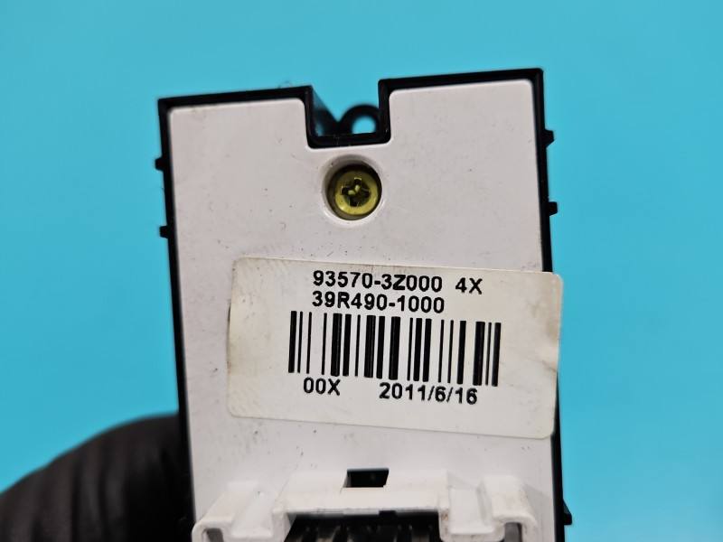 Блок кнопок склопідйомників Hyundai I40 93570-3Z000 — фото деталі 7