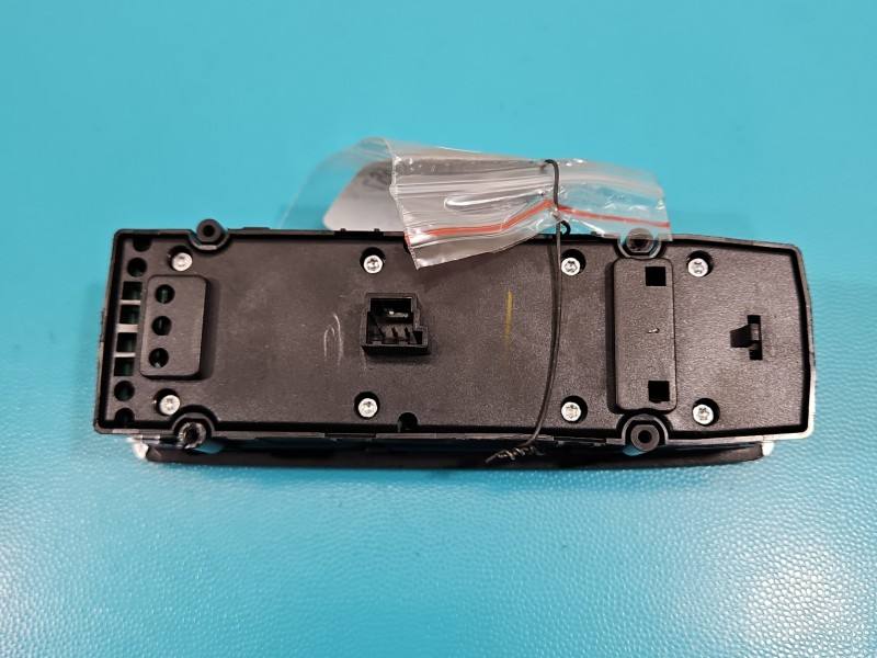 Блок кнопок склопідйомників Mercedes E C207 A2049055402 — фото деталі 3