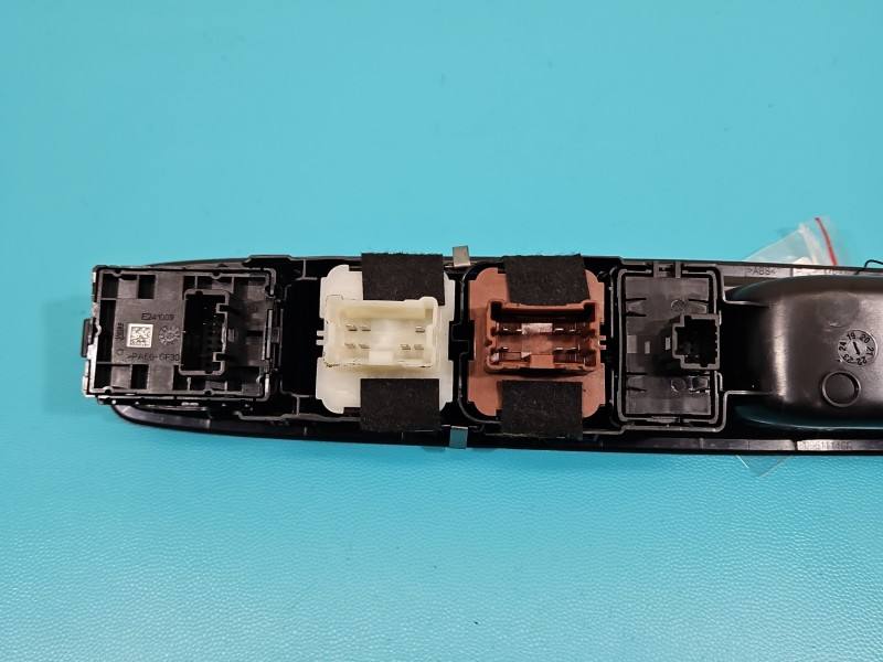 Блок кнопок склопідйомників Dacia Sandero 254113300R — фото деталі 4