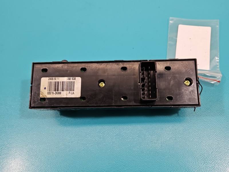Блок кнопок склопідйомників Kia Soul 93570-2K000 — фото деталі 5