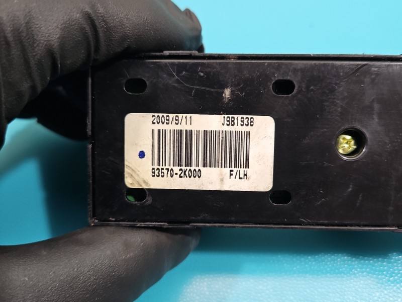 Блок кнопок склопідйомників Kia Soul 93570-2K000 — фото деталі 6