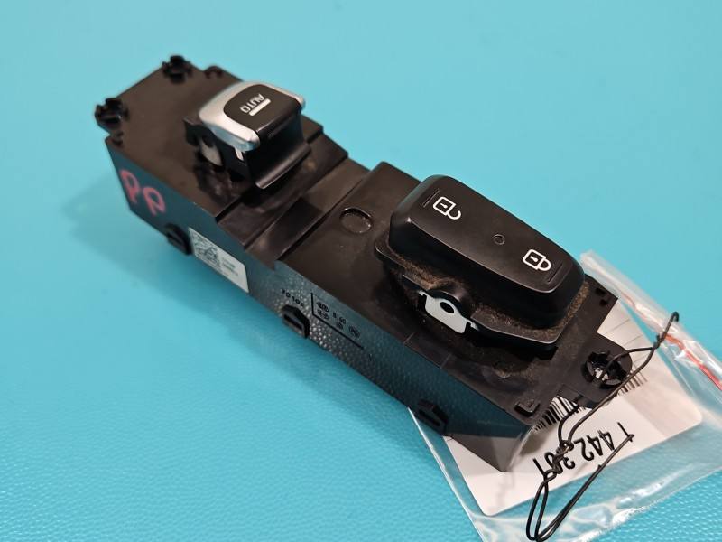 Блок кнопок склопідйомників Kia Optima 935750443