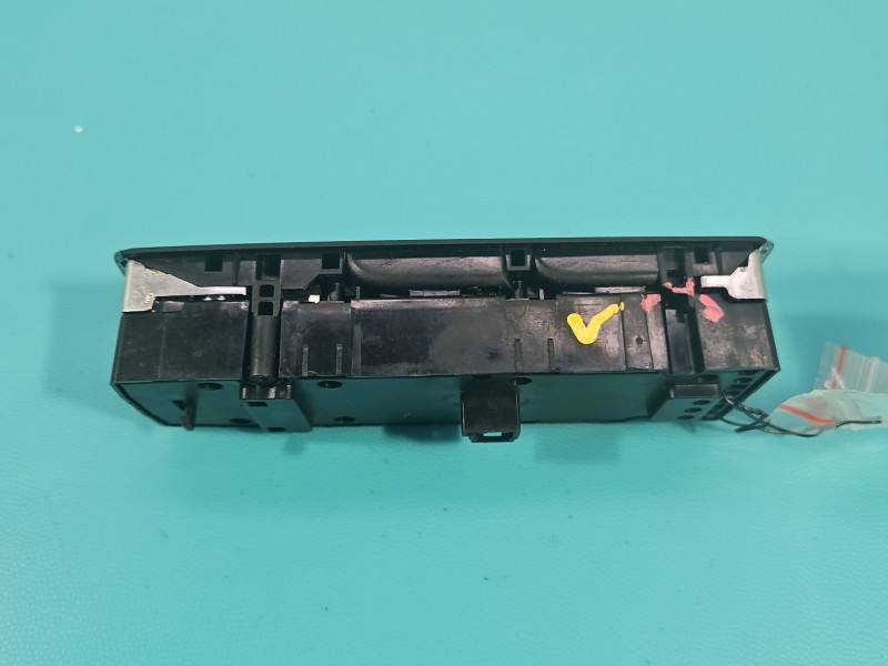 Блок кнопок склопідйомників Mercedes B W246 A1669054400 — фото деталі 4