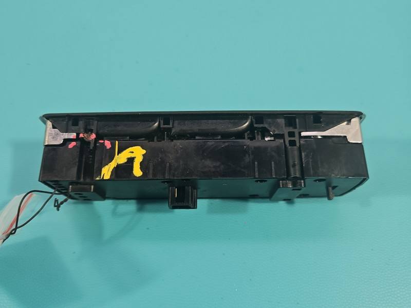 Блок кнопок склопідйомників Mercedes B W246 A1669054400 — фото деталі 6