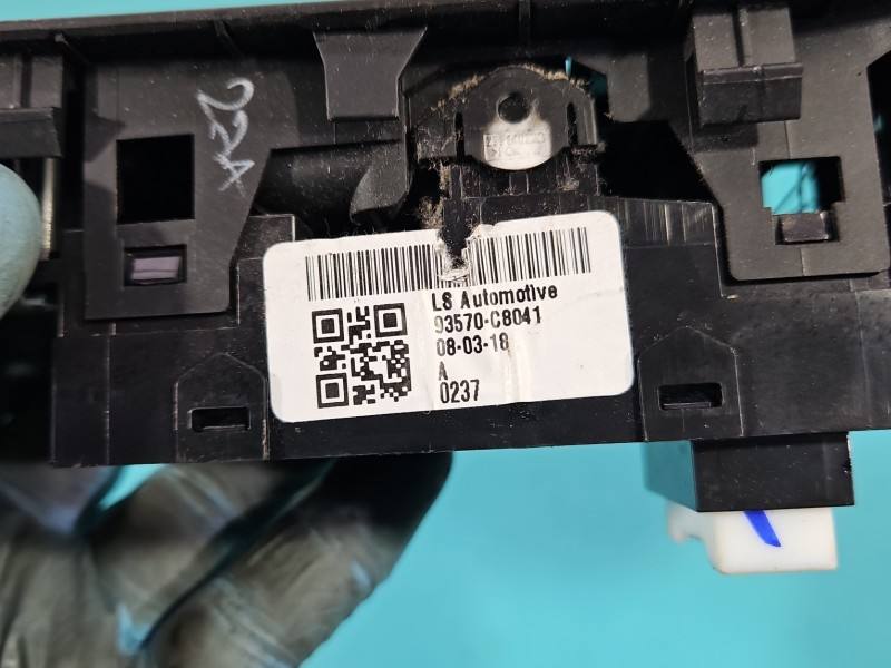 Блок кнопок склопідйомників Hyundai I20 93570-C8041 — фото деталі 7
